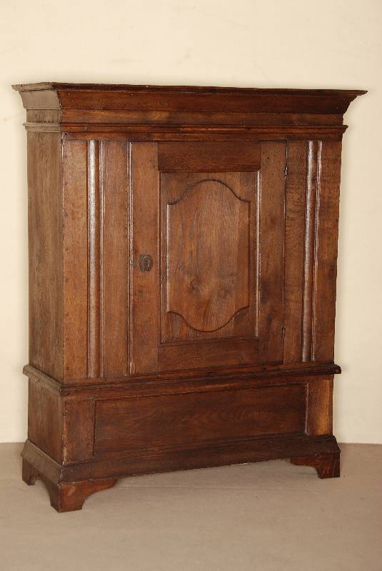Schrank, deutsch, um 1800, wohl Westfalen, Eiche massiv, 1-tÜrig, FÜllungen kassettiert, schwere Kopfleiste mehrfach getreppt und gestuft, ...