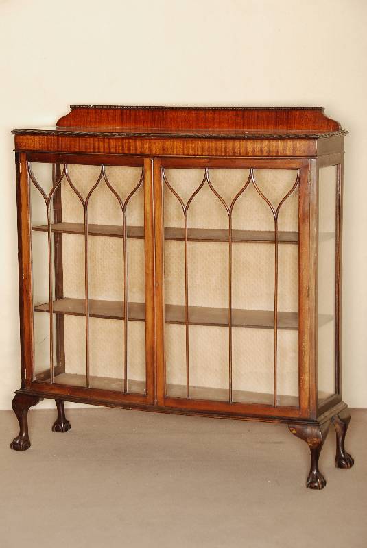 Vitrine, England, um 1910, Korpus Weichholz, Mahagoni massiv, z.T. furniert, auf KlauenfÜßen, Seiten verglast, TÜren in angedeuteter gothischer ...