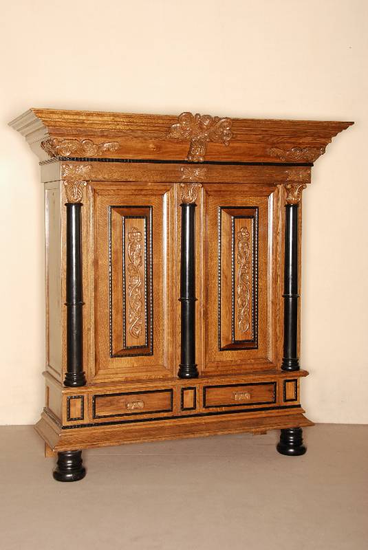 Barockstilschrank, Niederlande, nach dem Vorbild von 1680/1710, Korpus Eiche massiv, sogenannter Kissenschrank, abgeschrÄgte Ecken, freistehende ...