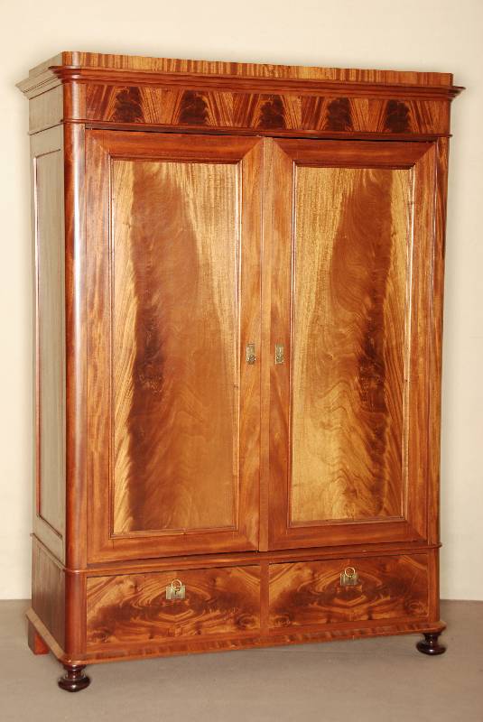 Schrank, deutsch, um 1860, SpÄtbiedermeier, Korpus Weichholz, Mahagonifurnier gespiegelt, unten 2 Schubladen, abgerundete Ecken, Kopfleiste ...