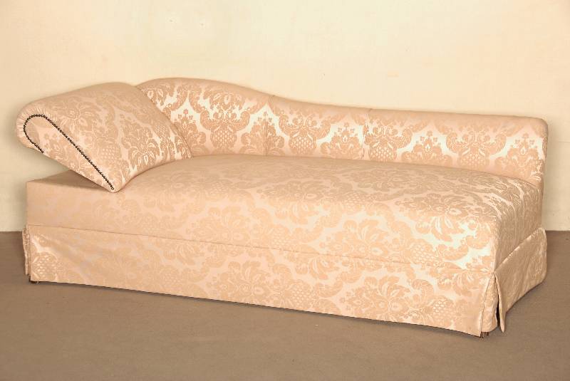 Liege, deutsch, um 1910, RÜckenlehne verstellbar, Polsterung und Bezug sekundÄr, mit Damastbezug, Gebrauchsspuren, ca. 71x182x77 cm, Sh. 47 cm, ...