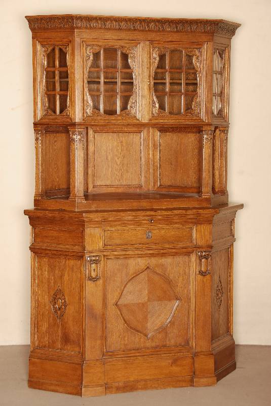 Eckschrank, deutsch, um 1900, Korpus Weichholz, Eiche massiv, Eichefurnier, unten eine TÜr mit zurÜckgesetzten FÜllungen, Schublade abgesetzt ...