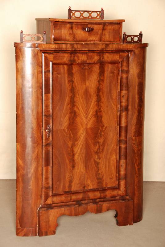 Eckschrank, deutsch, um 1840, Louis-Philippe , Korpus Weichholz, Mahagoni massiv, Mahagonifurnier, abgerundete Ecken, bekrÖnt von Schubfach mit ...