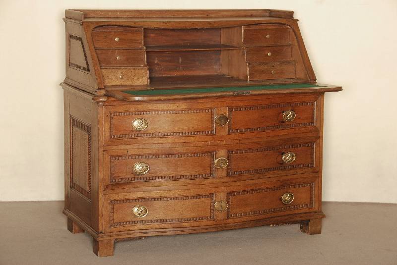 PfÄlzer Aufsatzkommode, Gegend um Landau, um 1770/80, Front geschweift, mit Zahnfriesverzierung, Korpus Weichholz und Eiche massiv, BeschlÄge ...