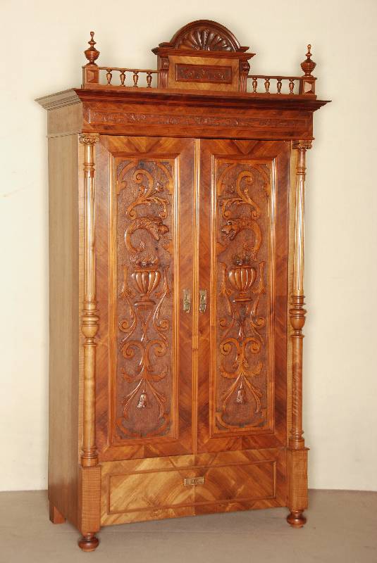 Schrank, deutsch, um 1880, GrÜnderzeit, Korpus Weichholz, Nußbaum furniert, auf KugelfÜßen, 2-tÜrig flankiert von kannelierten VollsÄulen, ...