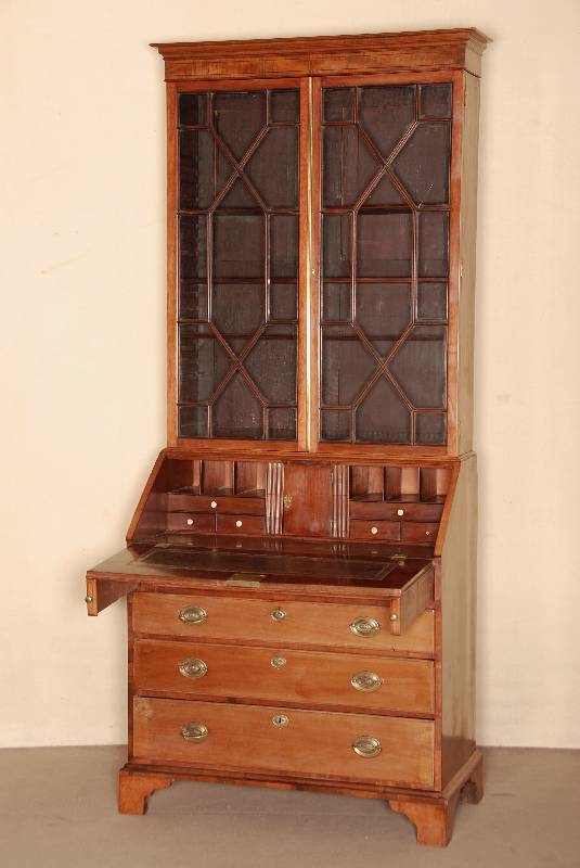 AufsatzsekretÄr, England, um 1820, Mahagoni massiv, RÜckwand Weichholz, 4-schÜbiges Unterteil, SchrÄgklappe mit Lederauflage, dahinterliegende ...