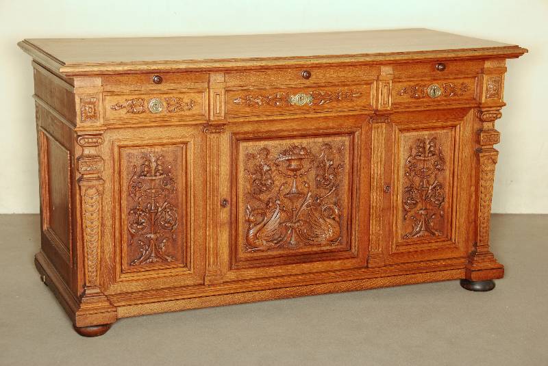 Anrichte, deutsch, um 1880, GrÜnderzeit, Eiche massiv, auf gedrÜckten KugelfÜßen, 3 -tÜrig mit darÜber liegenden SchubkÄsten und ...