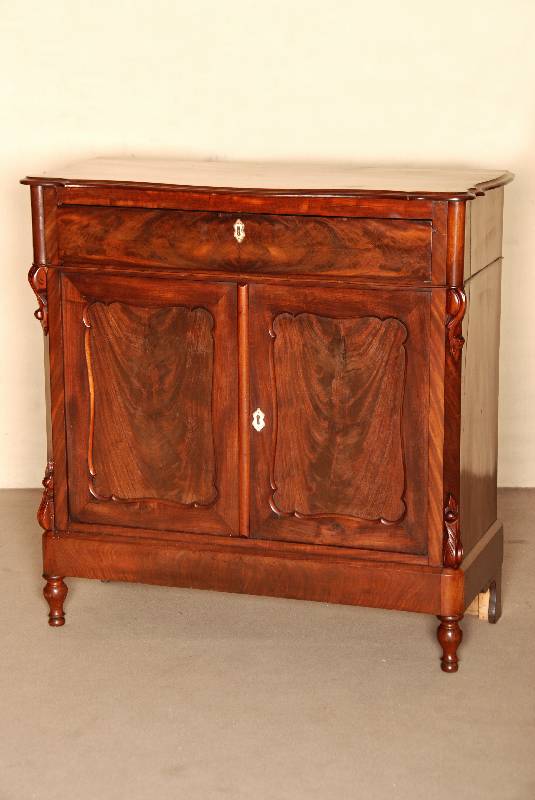 Kleine Anrichte, Holland, um 1860, Louis -Philippe, Korpus Mahagoni, RÜckwand Weichholz , Mahagonifurnier, auf KugelfÜßen, 2-tÜrig mit ...