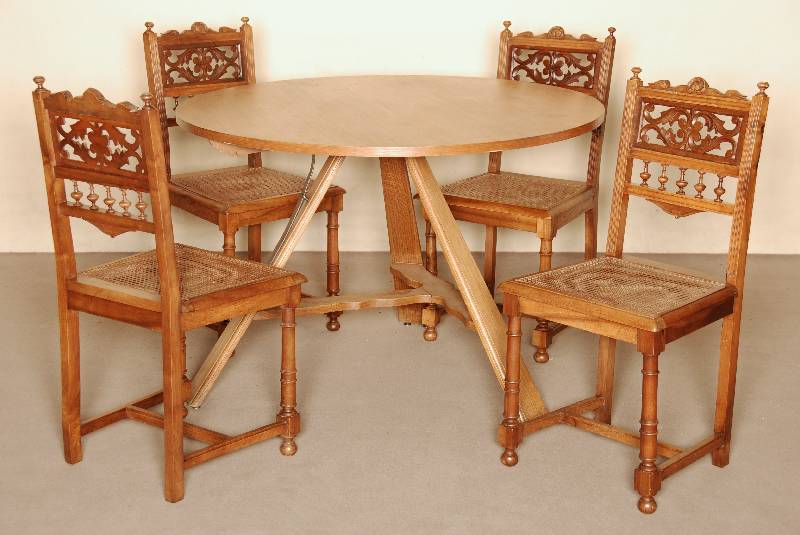 4 StÜhle, Frankreich, um 1880, Nußbaum massiv, gedrechselte Beine, verstrebt, RÜckenlehne seitlich kanneliert, in der Mitte mit Galerie und ...
