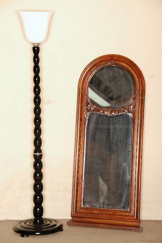 Wandspiegel, deutsch, um 1870, Mahagoni massiv, profilierter Rahmen, Spiegel unterteilt durch Weinlaubschnitzwerk, dekorativ, Gebrauchsspuren, ca. ...