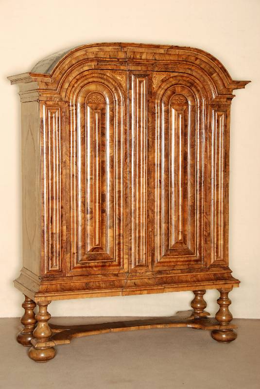 Stollenschrank, z.T. Kabinettschrank, Dresden, um 1700/10, Korpus Weichholz, Wurzelnußfurnier, zum allergrÖßten Teil quer gespiegelt verlegt, ...