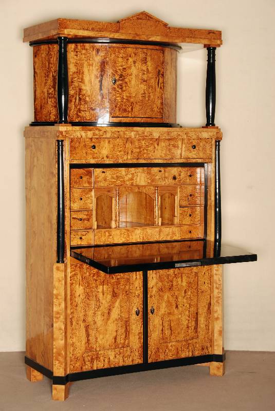 BiedermeiersekretÄr, Berlin/Umkreis, um 1815/20, Korpus Weichholz, Ahorn- und Bergahornfurnier, z.T. 4-fach gespiegelt verlegt, komplett auf ...
