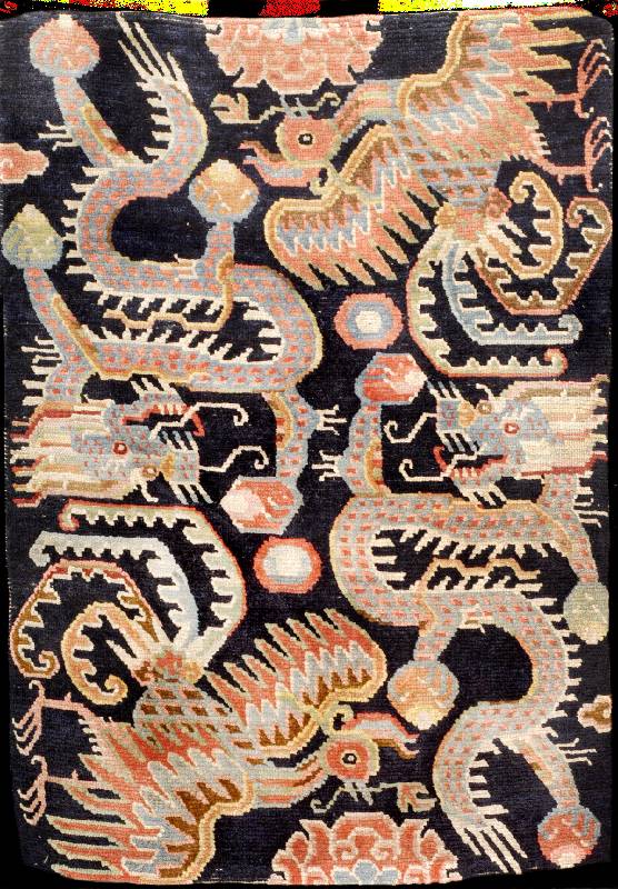 Drachen Teppich antik, China, ende 19.Jahrh undert, feine glanzreiche Wolle geknÜpft auf B aumwolle, ca. 81 x 57 cm (seltenes kleines For mat), ...