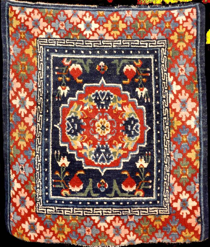 Seltene Kissenplatte antik, China, ende 19. Jahrhundert, feine glanzreiche Wolle geknÜpft auf Baumwolle, ca. 65 x 57 cm, feine KnÜpfqua litÄt, ...
