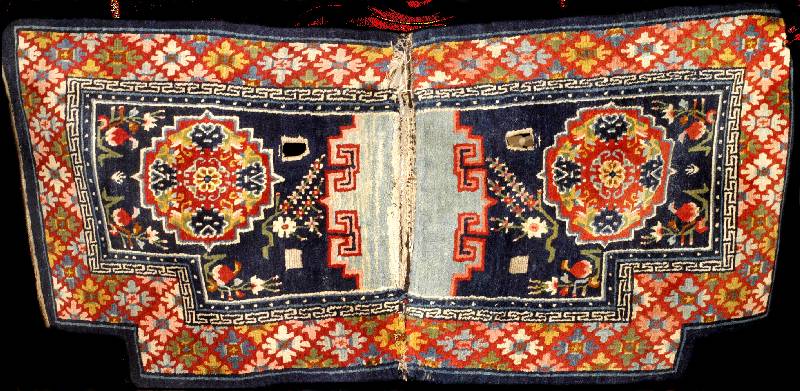 Seltene Satteldecke antik (Fragment), China , ende 19.Jahrhundert, feine glanzreiche Wolle geknÜpft auf Baumwolle, ca. 123 x 58 cm, fein e ...