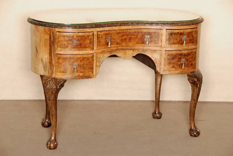 Schreibtisch in Nierenform, sogenanntes englisches Chippendale, 20er Jahre,, FÜße Nußbaum massiv, Muschelverzierung bzw. Ballenkrallen, Front ...