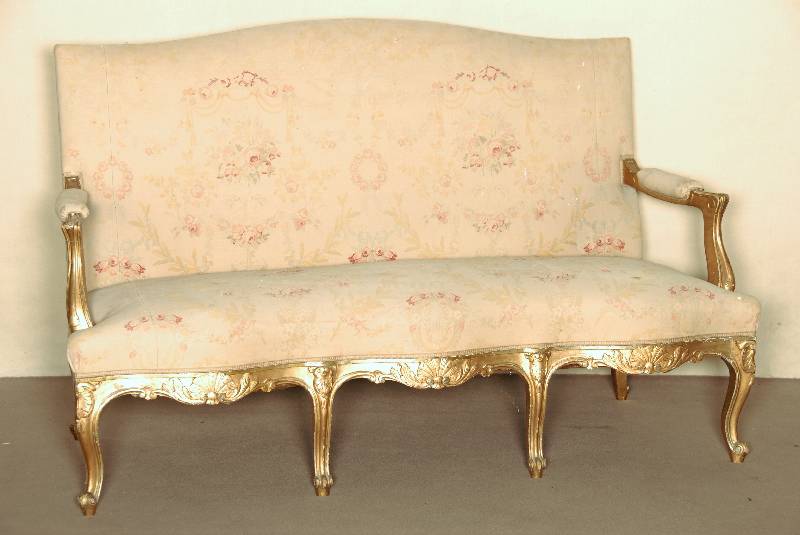 Saloncouch, wohl Frankreich, um 1890/1900, nach dem Vorbild von 1730/40, Korpus Buche massiv, Front 3-fach geschwungen, Voluten, Akanthusblatt- ...