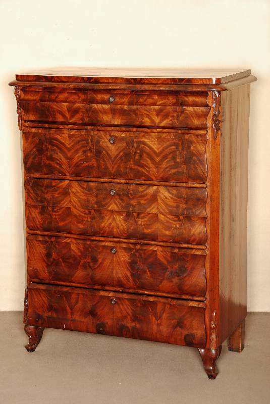 sogenannte Herrenkommode, norddeutsch, um 1850/60, Korpus Weichholz, Front reich geschweift, Pyramidenmahagonifurnier doppelt gespiegelt verlegt, ...