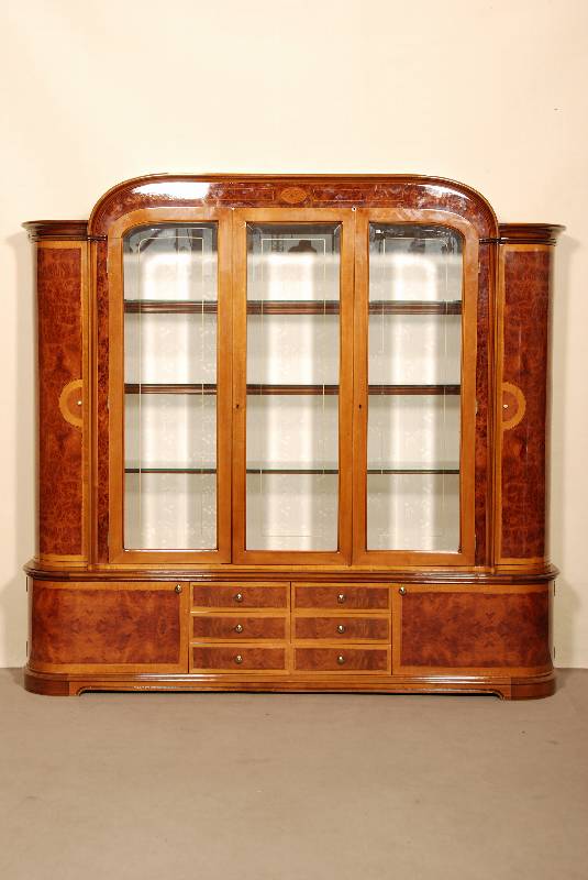 Vielzweckschrank, Italien/Florenz, Ahorn- bzw. Bergahornfurnier bzw. Wurzelnußfurnier, z.T. gespiegelt, Fadenintarsien bzw. Blumengirlanden, ...