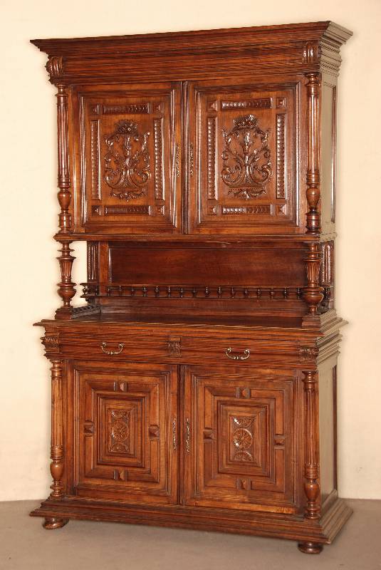 Aufsatzbuffet, Frankreich, um 1870, Korpus Weichholz/Hartholz, Nußbaum massiv, aufgesetzte Schnitzereien aus dem Vollholz, freistehende ...