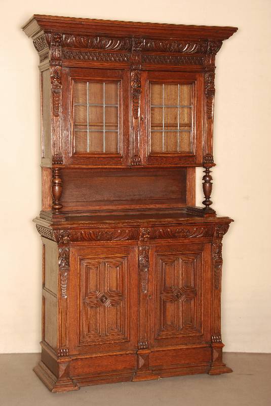 Aufsatzbuffet, Flandern, um 1880, Eiche massiv, auf gedrÜckten KugelfÜßen, Lisenen mit figÜrlichen Schnitzereien, 2 TÜren FÜllungen mit ...