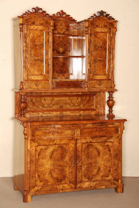 Aufsatzbuffet, deutsch, um 1870, Louis -Philippe, Korpus Weichholz, Nußbaum furniert, 2-tÜriges Unterteil mit darÜber liegenden Schubladen und ...