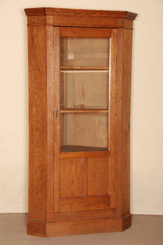 Eckschrank, England, um 1900, Eiche massiv, TÜr auf Rahmen gearbeitet, Leisten einfach getreppt, schÖner harmonischer Aufbau, TÜr verglast, ...
