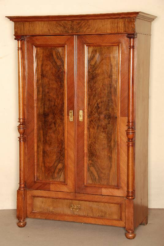 Schrank, deutsch, um 1880, GrÜnderzeit, Korpus Weichholz, Nußbaum furniert, auf KugelfÜßen, 2-tÜrig flankiert von kannelierten VollsÄulen, ...