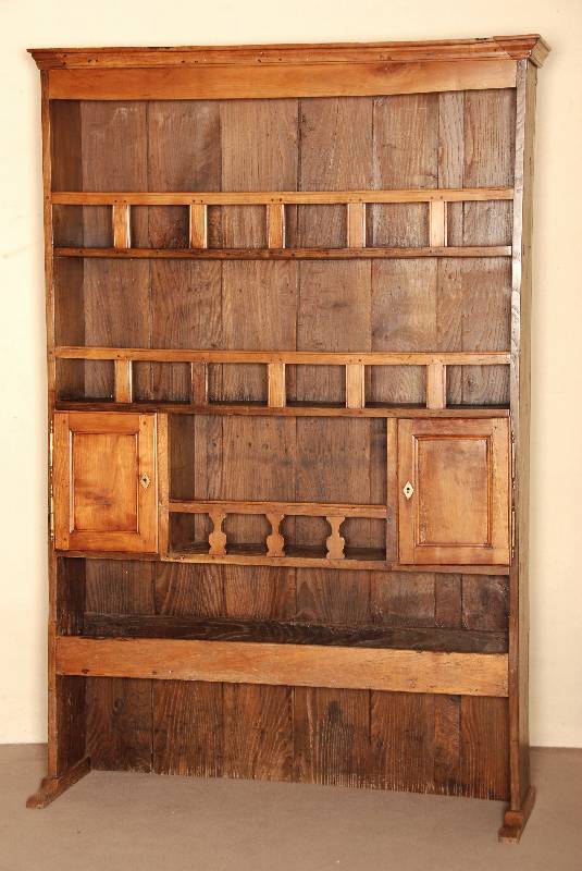 Regalschrank, wohl Pfalz/Nordfrankreich, um 1800, Eiche massiv, z.T. Obstholz, regalfÖrmig aufgebaut, mittig 2 TÜren aus massivem Kirschbaum, ...
