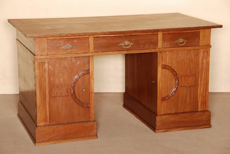Schreibtisch, deutsch, um 1910, Jugendstil, Korpus Weichholz, Nußbaum furniert, Platte mit schÖnem Furnierbild, ehemals mit Aufsatz, dieser ...