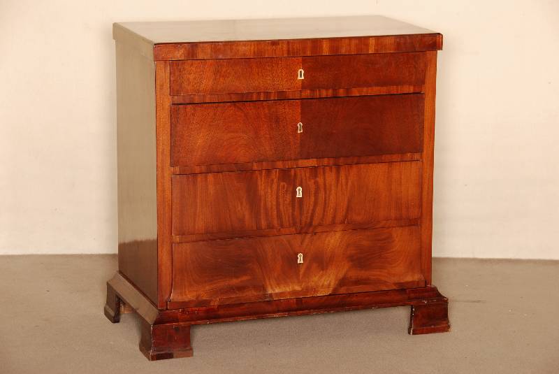 Kommode, deutsch, um 1840, Biedermeier, Korpus Weichholz, Mahagoni furniert, 4-schÜbig , gerader Korpus mit eingelassenen SchlÜsselschilden, alte ...