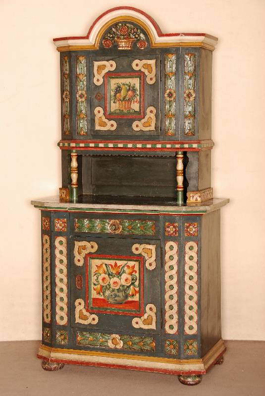 Bauernaufsatzschrank, deutsch, um 1880, Weichholz massiv, auf gedrÜckten KugelfÜßen, seitlich abgeschrÄgt, BlÜten und Bandeldekoration aus ...