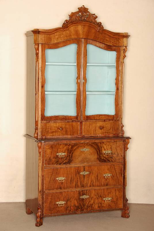 Kommodenaufsatzvitrine, deutsch, um 1870, Louis-Philippe, Korpus Weichholz, Nußbaum furniert, 3-schÜbiger Korpus, 2-tÜriger Glasaufsatz mit ...