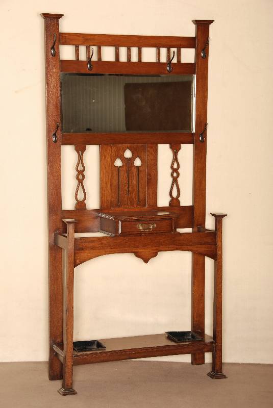 Flurgarderobe, norddeutsch bzw. England, um 1900/05, großer Einfluß von Mackintosh, Eiche massiv, auf sogenannten viereckigen Pilastern ...