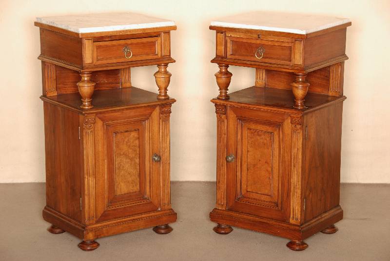 NachtschrÄnkchen, deutsch, um 1880, GrÜnderzeit, Korpus Weichholz, Nußbaum furniert, auf KugelfÜßen, gerader profilierter Korpus mit TÜr und ...