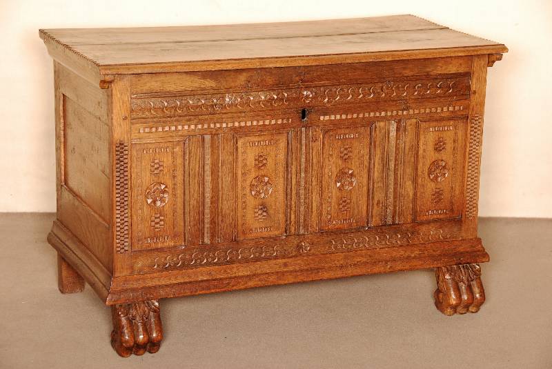 Kleine Truhe, deutsch, um 1790, wohl BÜckeburg, Eiche massiv, Front mit 4 FÜllungen , gekerbt, z.T. rosettenfÖrmig, unten TatzenfÜße mit ...