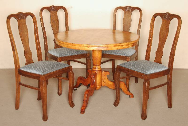 4 StÜhle, deutsch, um 1910, SpÄtbarockstil, Eiche massiv, leicht gebogene Beine und RÜckenlehne, oben mit sparsamen Schnitzereien, brettfÖrmig ...