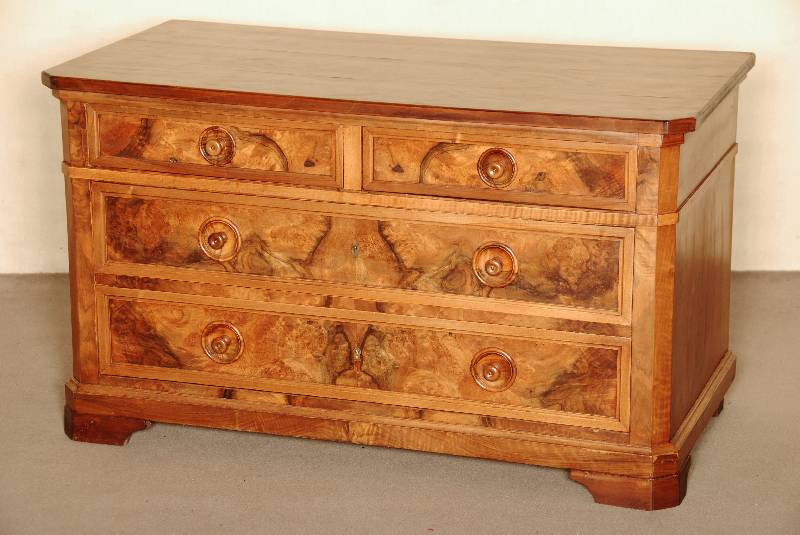 Kommode, deutsch, um 1880, Korpus Weichholz/Hartholz, aufgelegt mit ausgesuchtem Wurzelholzfurnier, 2 große und 2 kleine Schubladen, mit ...