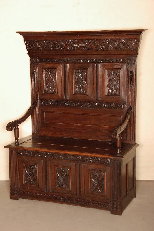 Sitzbank, Holland, um 1870, Eiche massiv, sehr schÖne geschnitzte FÜllungen, Blattmotiv, Lisenen gerillt, Kopfteil geschnitzt, mythologische ...