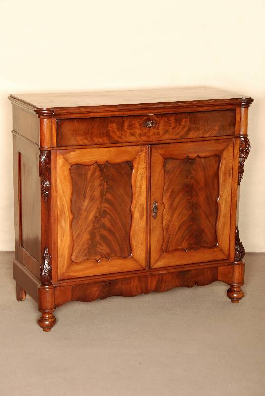 Kleine Anrichte, Holland, um 1870, Willhelm III, Korpus Eiche, Mahagoni furniert, z.T. gespiegelt, auf KugelfÜßen, Zarge ausgesÄgt, ...