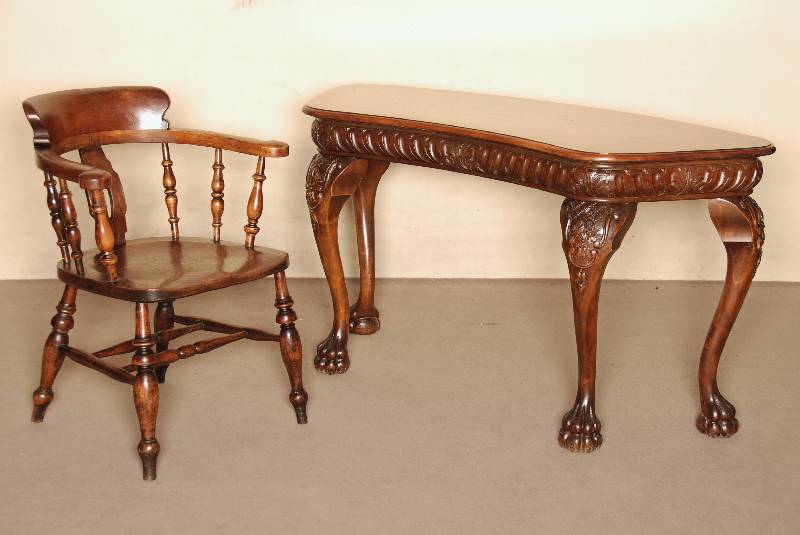 Armlehnstuhl, England, um 1830/40, sogenannter Windsorstuhl, Eiche und RÜster massiv, gedrechselte Beine und RÜckenlehne, stark gebogen und ...