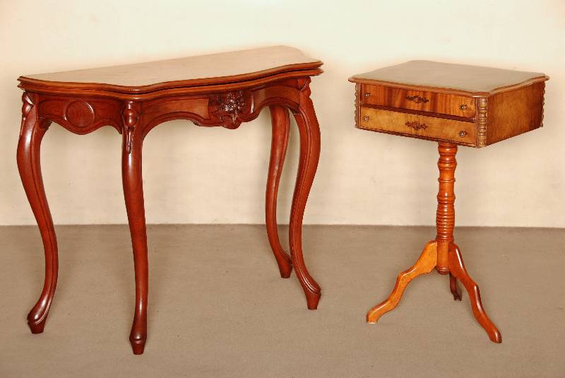 NÄhtisch, deutsch, um 1860, Louis-Philippe, Korpus Weichholz, Mahagoni und Wurzelnuß furniert, gedrechselter Fuß, 3-fach ausladend, 2 ...