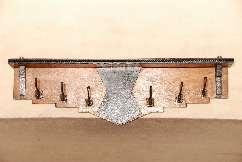 HÄngegarderobe, um 1920, ArtDeco, Amsterdamer Schule, Eiche massiv, z.T. furniert mit Makasar, original Kleiderhaken, ca. 29x96x40 cm