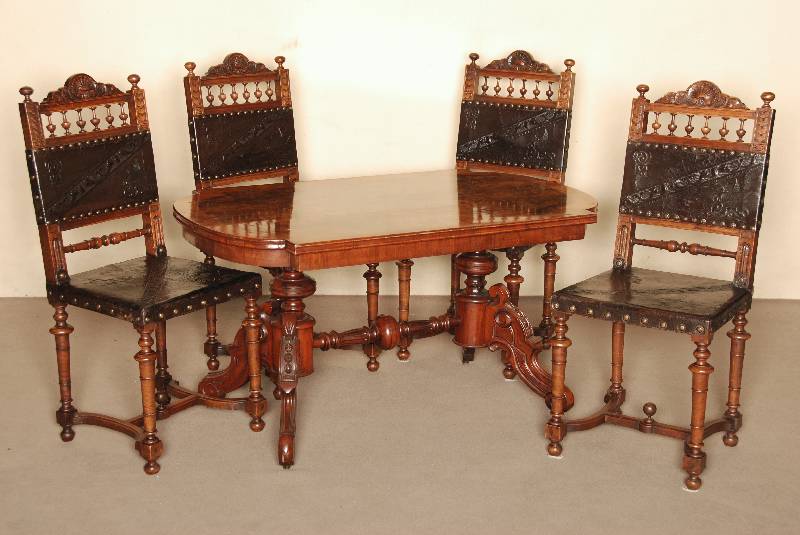 Couchtisch, deutsch, um 1880, GrÜnderzeit, gedrechselter Fuß, 4-fach ausladend und verstrebt, Platte mit ausgesuchtem Wurzelnußfurnier, ...