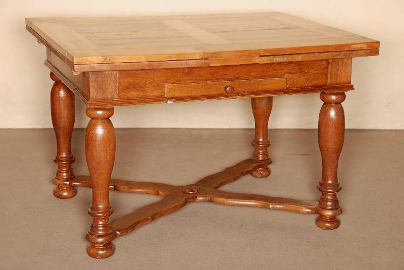 Ausziehtisch, deutsch, um 1910/15, nach barockem Vorbild von 1720/30, Gestell Eiche massiv, Balusterbeine in sich 6-fach getreppt, Beine ...