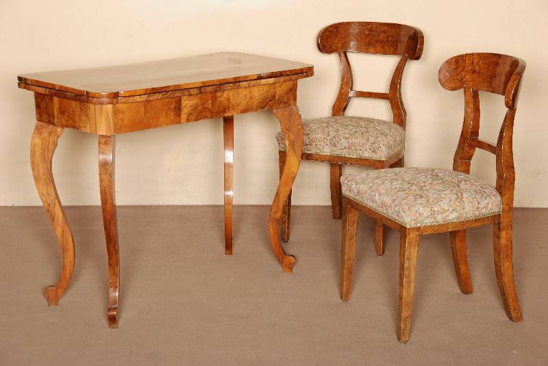Konsole bzw. Spieltisch, sÜddeutsch, um 1790/1810, Korpus Weichholz, Wurzelnußfurnier gespiegelt bzw. doppelt gespiegelt verlegt, aufklapp- und ...
