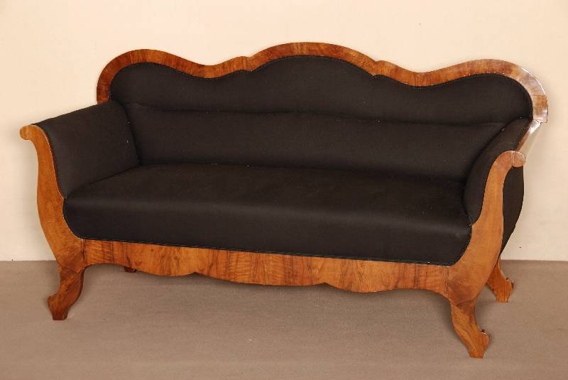 Sofa, sÜddeutsch, um 1835/40, Korpus Weichholz, Wurzelnußfurnier doppelt bzw. 4- und 6-fach gespiegelt verlegt, angedeutete abstrakte ...
