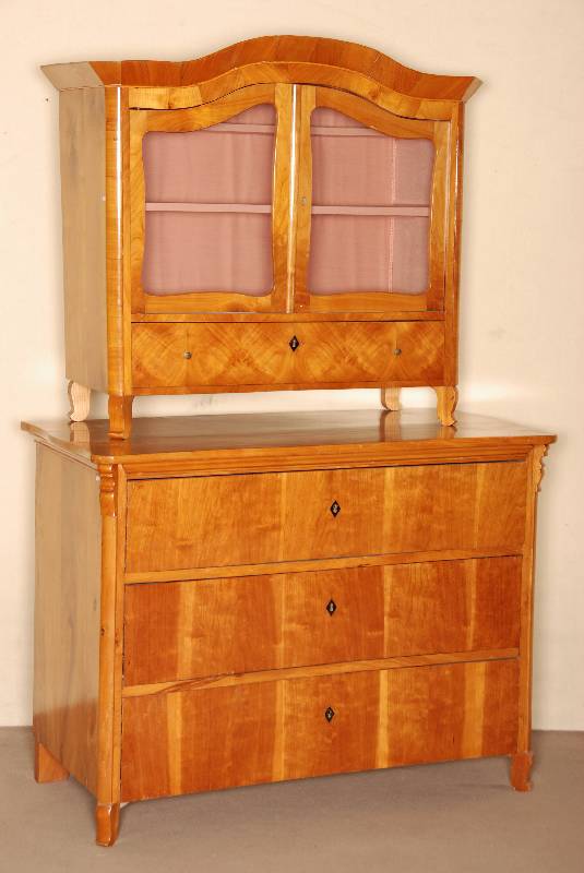 ursprÜngliches HÄngeschrÄnkchen, sÜddeutsch, um 1825/30, Korpus Weichholz, Kirschbaum- und Birnefurnier, z.T. gespiegelt verlegt, Beinchen ...