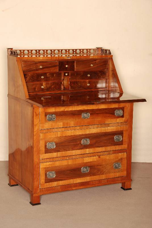 Biedermeier-SchrÄgklappensekretÄr, Kirsche furniert, Schubladen und Platte mit Nußbaumfurnier (Filet) eingelegt, Galerie Nußbaum und Kirsche, ...