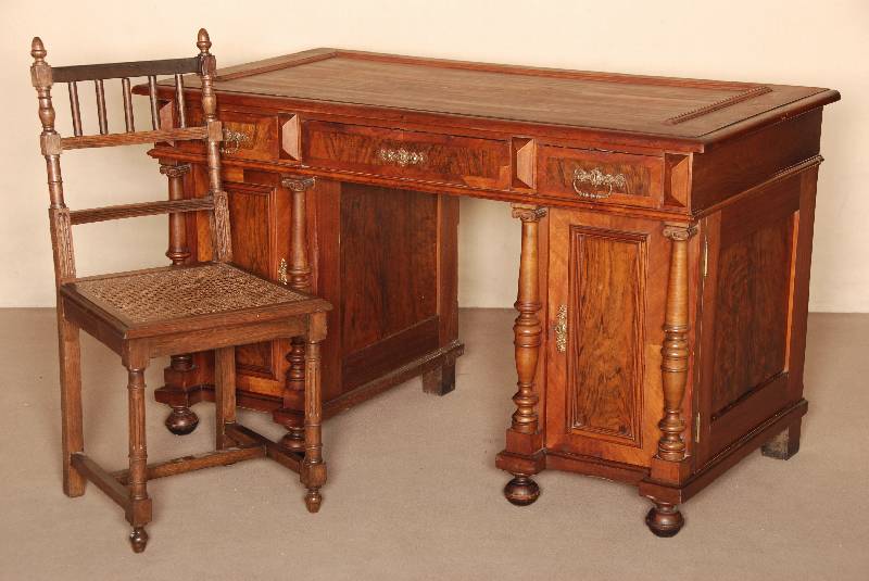 Schreibtisch, deutsch, um 1875/80, GrÜnderzeit, Korpus Weichholz/Hartholz, Nußbaumfurnier gespiegelt verlegt, z.T. auf Mahagoni gebeizt, Platte ...